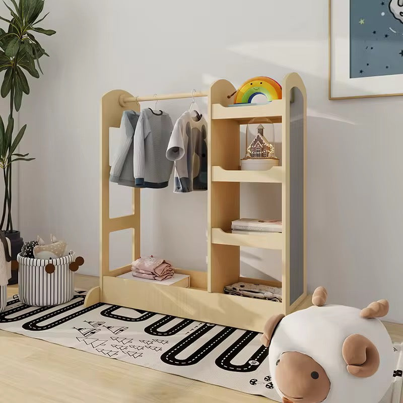 საბავშვო ტანსაცმლის საკიდი თაროებით