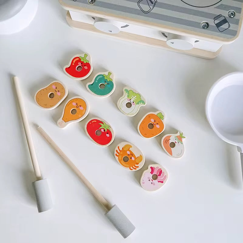 ბარბექიუს და ხის სათამაშო სამზარეულო